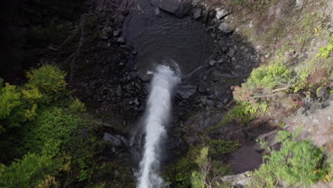 Luftaufnahme-Aus-Der-Vogelperspektive-Von-Kaskadierenden-Wasserfällen-In-Den-Catskills,-New-York