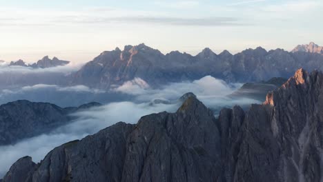 Epischer-Drohnenflug-In-Den-Dolomiten---Sunrise-Cloud-Inversion,-Cadini-Di-Misurina