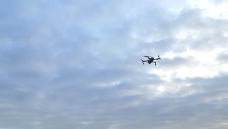 Drone-En-Vuelo-Contra-El-Cielo-Nublado-Al-Atardecer