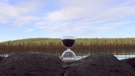 Stundenglas-Sand-Ist-Niedrig,-Bevor-Die-ökologische-Naturkatastrophe-Kommt-Und-Alle-Tötet