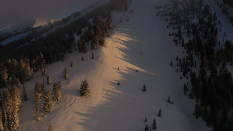 Wintersonnenaufgang-über-Schneebedeckten-Berghügeln
