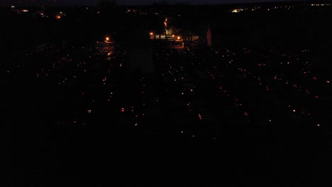 Luftaufnahme-Des-Dunklen-Friedhofs,-Der-Nachts-Von-Kerzen-Beleuchtet-Wird
