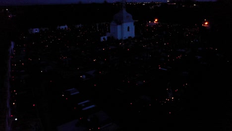 Velas-Graves-En-El-Cementerio-Durante-El-Día-De-Todos-Los-Santos-Por-La-Noche