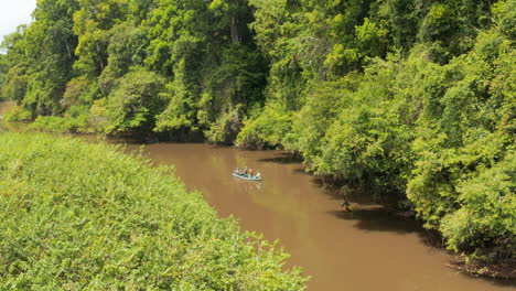 Wunderschöne-Luftaufnahme-Mit-Blick-Auf-Ein-Fischerboot,-Das-In-Einem-Fluss-Im-Dschungel-Von-Guyana-Angehalten-Wurde
