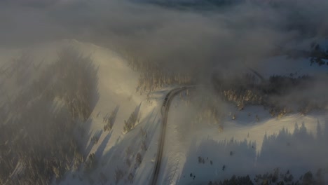 Luftaufnahme-Des-Nebligen-Sonnigen-Morgens-über-Schneebedeckten-Berghügeln-Und-Gipfeln