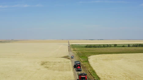 Umgekehrte-Überführung-über-Mähdrescher,-Die-Durch-Kanadische-Weizenfelder-Fahren