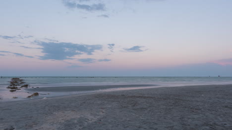 Zeitraffer-Des-Sandstrandes-Bei-Sonnenuntergang,-Sanfte-Farben,-Abenddämmerung-Am-Meer,-Lido-Adriano,-Ravenna,-Italien
