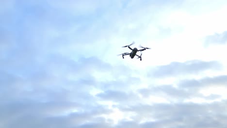 Cámara-De-Drones-Volando-Sobre-Prados-Verdes-Con-Un-Espectacular-Cielo-De-Puesta-De-Sol