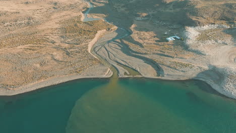 Unglaubliche-Aussicht-Auf-Den-Jurassic-Lake-In-Der-Nähe-Des-Barrancoso-flusses-In-Argentinien