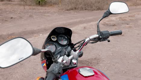 Nahaufnahme-Des-Lenkers-Und-Des-Armaturenbretts-Eines-Nach-Afrika-Importierten-Bajaj-Motorrads