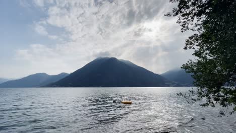 Weite-Aufnahme-Des-Comer-Sees,-Italien-Mit-Einem-Kleinen-Gelben-Schlauchboot-Im-Vordergrund