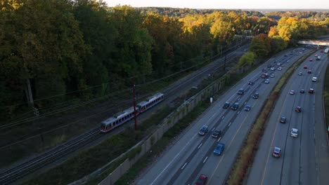 S-Bahn-Eisenbahnschiene-Neben-Der-Autobahn