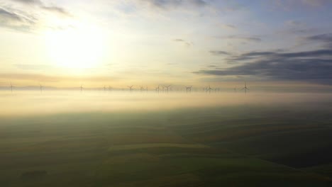 Windkraftanlagen-In-Wolken-Gegen-Helle-Sonne-Am-Himmel-Bei-Sonnenuntergang