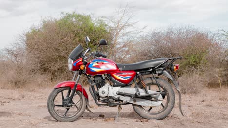 Una-Motocicleta-Bajaj-Importada-A-áfrica,-La-Empresa-Fabricante-Está-Ubicada-En-La-Ciudad-India-De-Pune