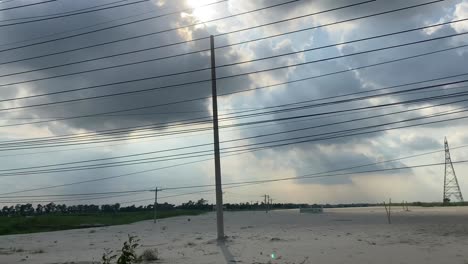 Líneas-Eléctricas-Cargadas-Al-Lado-De-La-Carretera-En-Bangladesh