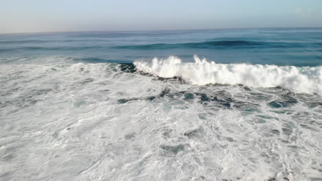 Mächtige-Meereswellen-Auf-Schäumender-Oberfläche-Während-Stürmischer-Tage