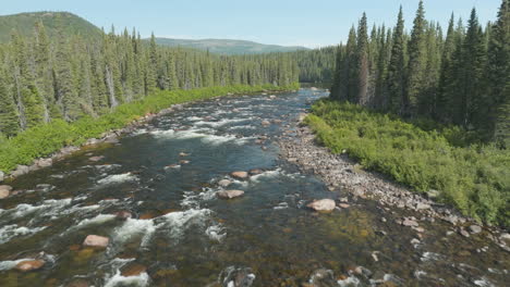 Wunderschöne-Luftaufnahme-Eines-Mächtigen-Flusses,-Der-Durch-Die-Wälder-Von-Neufundland-Und-Labrador,-Kanada,-Fließt
