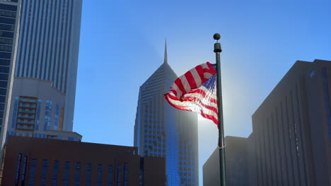 Bandera-De-Estados-Unidos-Ondeando-Alto-A-La-Izquierda-Frente-Al-Horizonte-De-Chicago-60fps-4k