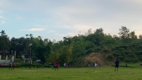 Hombres-Jugando-Al-Fútbol-En-El-Campo