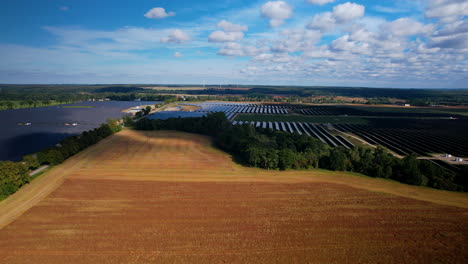 Luftaufnahme-Des-Großen-Solarfeldbauernhofs,-Der-Das-Weizenfeld-Umgibt