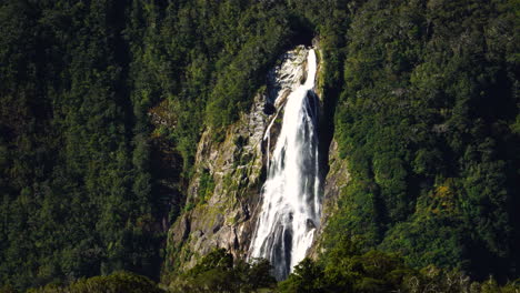 üppige-Landschaft-Mit-Lady-Bowens-Falls,-Milford-Sound