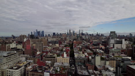 Aerial-View-Over-Brooklyn-Borough-With-Manhattan-Skyline-In-The-Distance