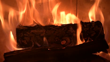 Feuer-Flamme-Brennendes-Gehacktes-Holzstück-Im-Kamin-Zu-Hause-Extrem-Nah-Oben