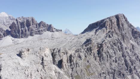 Luftschwenk-Der-Felsigen-Bergkette-Im-Naturpark-Fanes-Im-Sonnenlicht---Dolomiten,-Südtirol