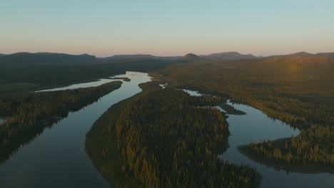 Atemberaubender-Blick-Auf-Den-Sonnenuntergang-Eines-Ruhigen-Flusses,-Der-Durch-Die-Wildnis-In-Labrador,-Kanada-Fließt