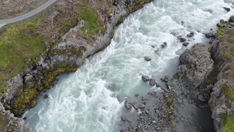 Top-Down-Luftaufnahme-Des-Godafoss-Wasserfalls,-Kraftvoller-Strom-Von-Gletscherwasser