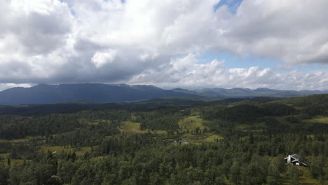 Hermosa-Vista-Hacia-Las-Montañas-Rauland-En-Noruega