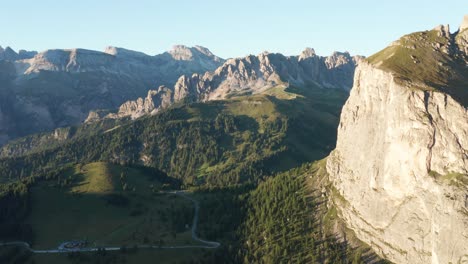 Malerischer-Sellapass-In-Den-Dolomiten-Während-Der-Sonnenuntergangszeit-Mit-Blauem-Himmel-Und-Bergkette-Im-Hintergrund---Luftbild