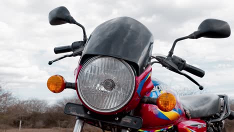 Nahaufnahme-Vorderansicht-Eines-Nach-Afrika-Importierten-Bajaj-Motorrads