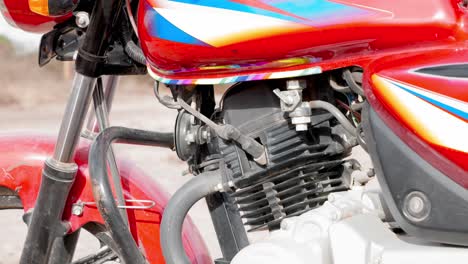 Nahansicht-Des-Luftgekühlten-Motors-Eines-Nach-Afrika-Importierten-Bajaj-Motorrads