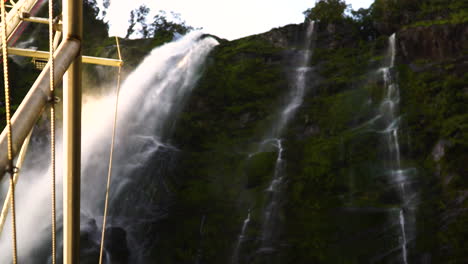Nueva-Zelanda-Stirling-Falls-Increíble-Lugar-Famoso-Para-Explorador-Aventurero-Viajero