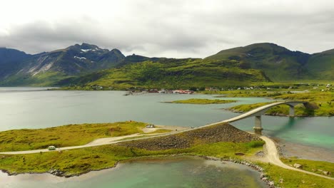 Conducción-De-Automóviles-Sobre-El-Puente-En-Lofoten-Noruega