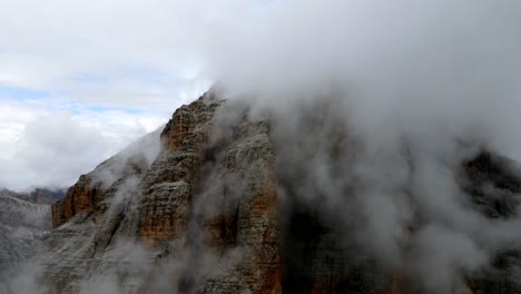 Vistas-Aéreas-De-Los-Picos-Dolomitas-Italianos-En-Un-Día-Nublado-Y-Nublado
