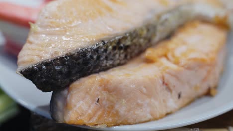 Makroaufnahme-Von-Attraktiven-Saftigen-Lachsfischscheiben,-Die-Für-Sushi-Gerichte-Zubereitet-Werden