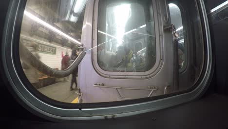 El-Tren-Subterráneo-Se-Mueve-A-Través-De-La-Ciudad-De-Nueva-York