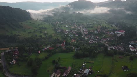 Un-Camino-Sinuoso-En-El-Verde-Verano-Del-Pueblo-De-Montaña-De-Dambovicioara-En-Rumania