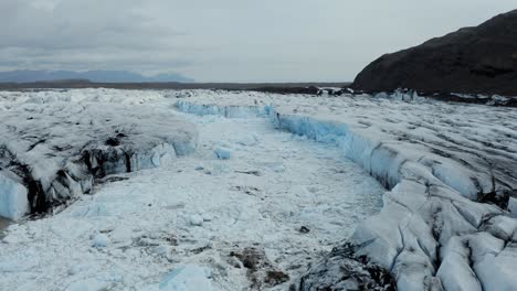 Die-Niedrige-Luft-über-Dem-Gletscher-Zeigt-Einen-Erodierten-Bereich-Mit-Schwimmendem-Eis-Im-Gletschersee
