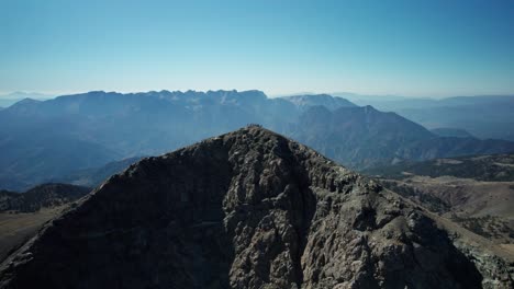 Eine-Drohne-Bewegt-Sich-Um-Den-Gipfel-Des-Berges-Smolikas-In-Griechenland