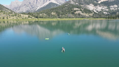 Kajakerlebnis-Auf-Dem-Green-River-Lakes-Campground-Im-Sommer-In-Wyoming