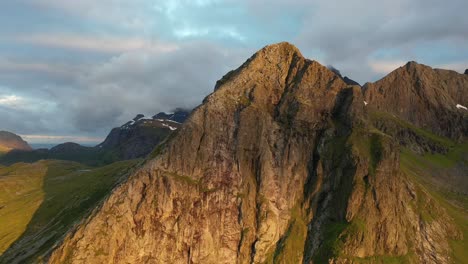 Mitternachtssonne,-Die-Den-Berghang-Auf-Den-Lofoten-In-Norwegen-Trifft