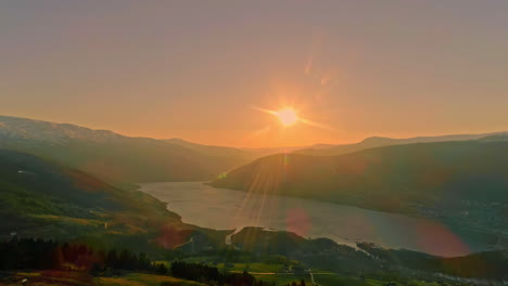 Luftdrohne-über-Ardalsfjord-In-Norwegen-Mit-Sonnenuntergang-über-Dem-Bergtal
