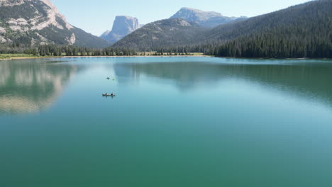 Peaceful-Scenery-With-Tourist-Kayaking-On-Green-River-Lakes-In-Wyoming