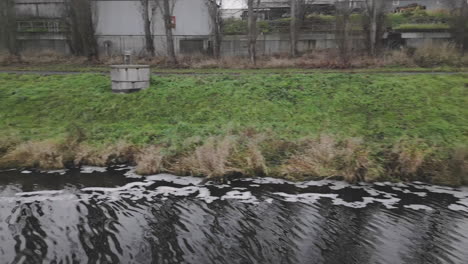 Fabrikwassereinleitung-Und-Schmutziger-Fußabdruck-Im-Fluss