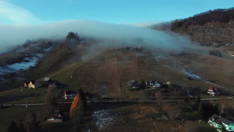 Nebel-über-Den-Hügeln-Des-Bergdorfes-Sirnea-In-Rumänien