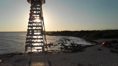 Sonnenuntergang-Drohnenaufnahme-Eines-Leuchtturms-Am-Strand-Von-Mexiko