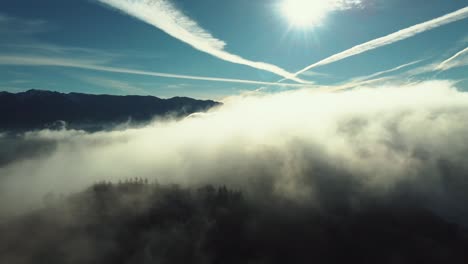 Niebla-Sobre-Las-Colinas-Del-Pueblo-De-Montaña-De-Sirnea-En-Rumania